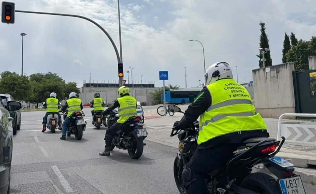 Motociclistas de un curso parados en un semáforo Motociclistas de un curso parados en un semáforo