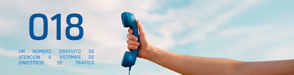 En la parte de la izquierda el número 018 y debajo el literal "un número gratuito para víctimas de siniestros de tráfico". A su derecha, una mano sujeta el auricular de un teléfono azul