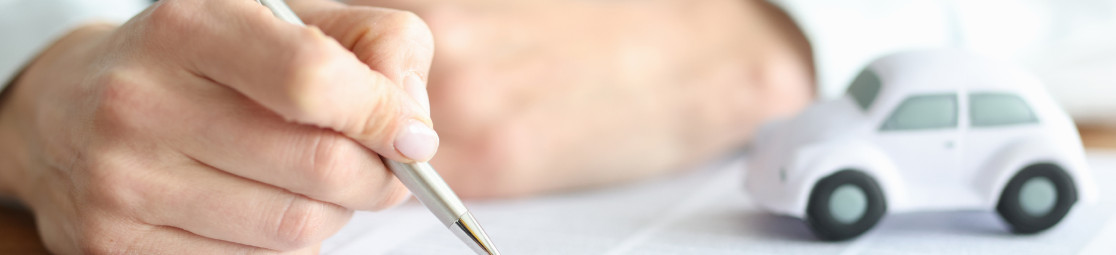 Mujer firmando un papel