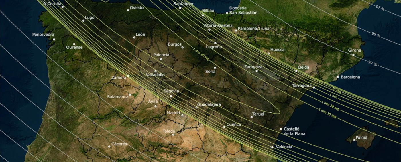 Mapa satelital de España con la franja de totalidad y porcentajes de visibilidad de un eclipse solar cruzando la península de noroeste a este.
