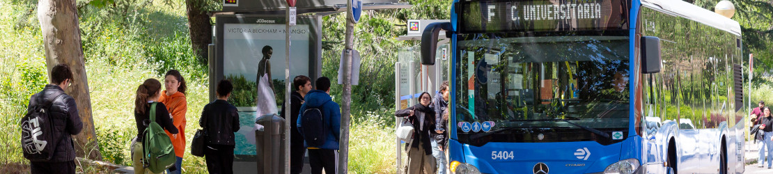 Autobús en parada