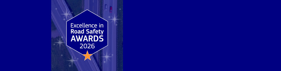 Logo Excellence in Road Safety Awards 2026 sobre una imagen aérea en tonos azulados de una carretera con varios vehículos circulando.