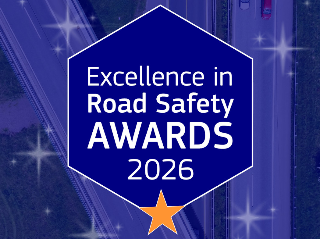 Logo Excellence in Road Safety Awards 2026 sobre una imagen aérea en tonos azulados de una carretera con varios vehículos circulando.