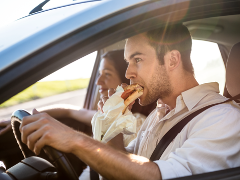 Comer o beber dentro del vehículo