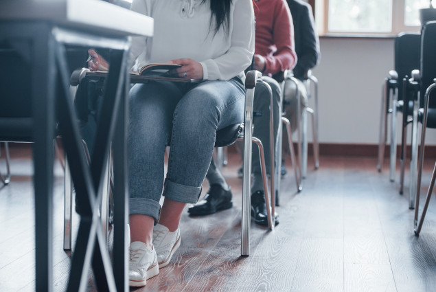 Piernas de estudiantes en una clase sentados