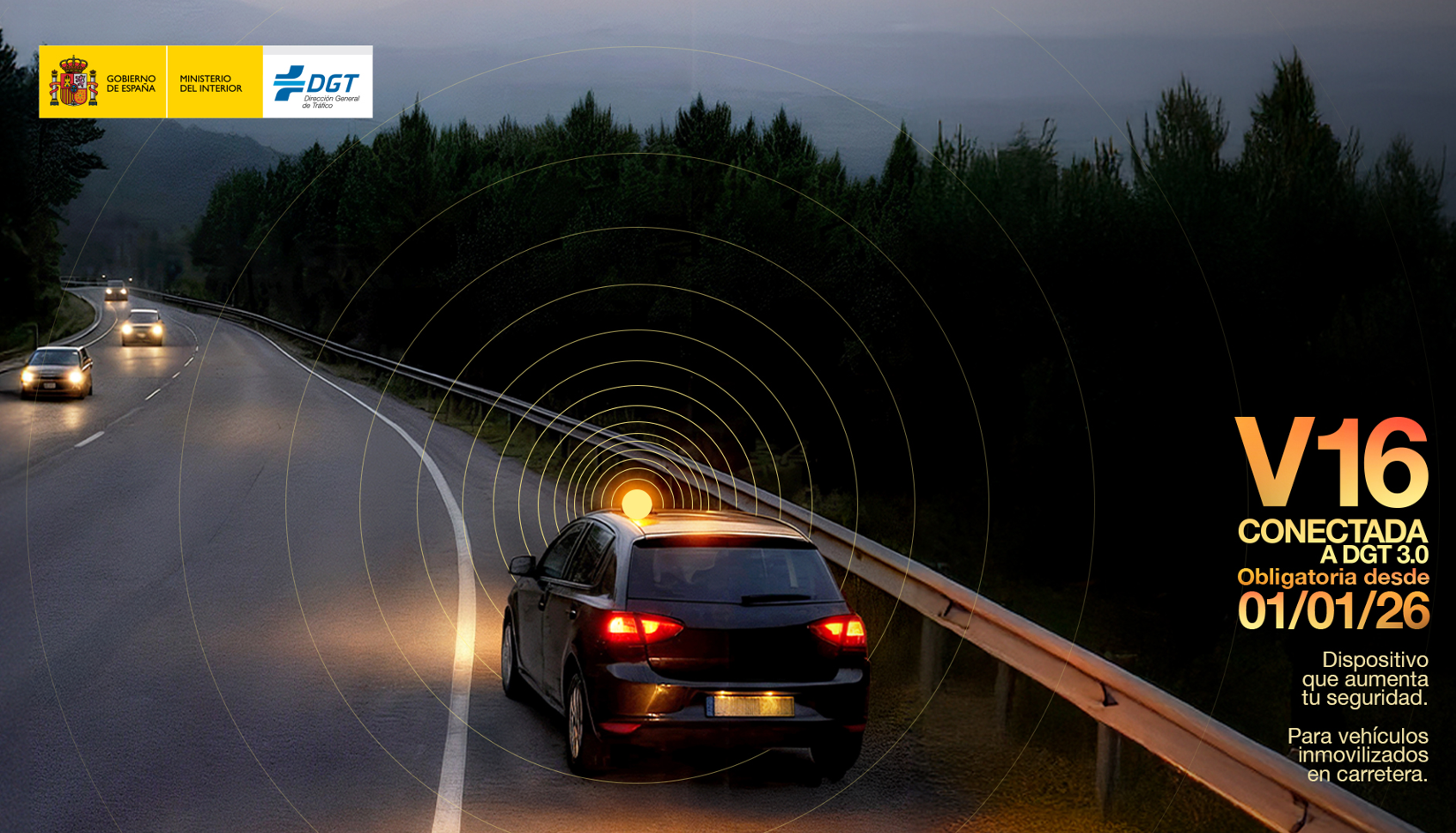 Coche parado en el arcén con una luz V16 iluminada en el capó del coche Coche parado en el arcén con una luz V16 iluminada en el capó del coche