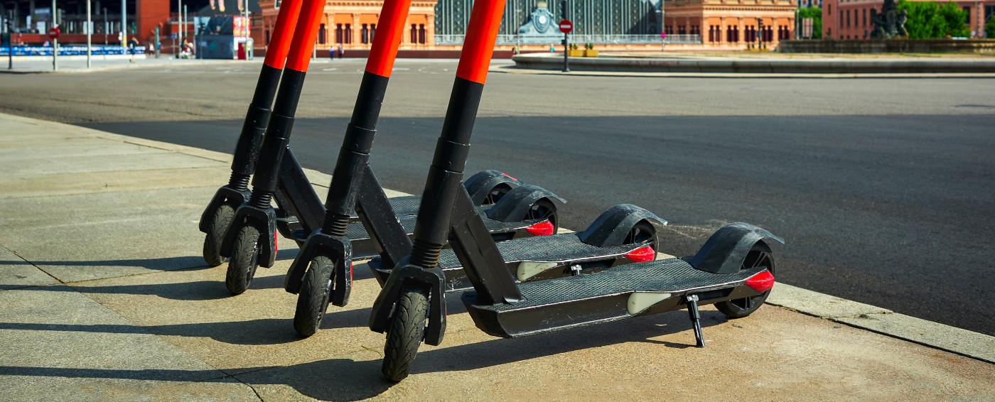 Patinetes VMP en fila aparcados