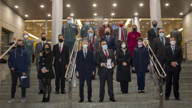 Grande-Marlaska impone las medallas de 2020 al Mérito de la Seguridad Vial