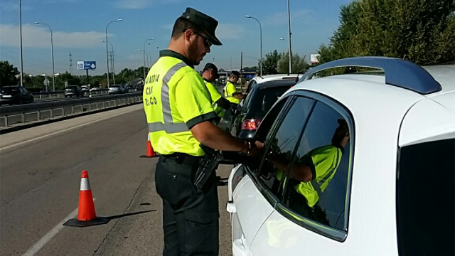 La DGT y la Guardia Civil intensifican los controles nocturnos en carretera