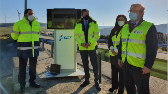 Tráfico presenta un sistema de balizamiento pionero en Europa para conducir de forma más segura con niebla