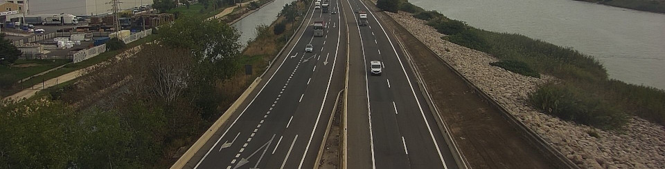Vista aérea de una autovía con vehículos circulando