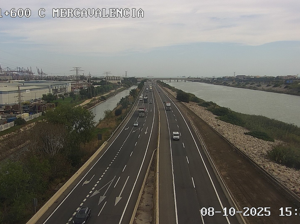 Vista aérea de una autovía con vehículos circulando Vista aérea de una autovía con vehículos circulando