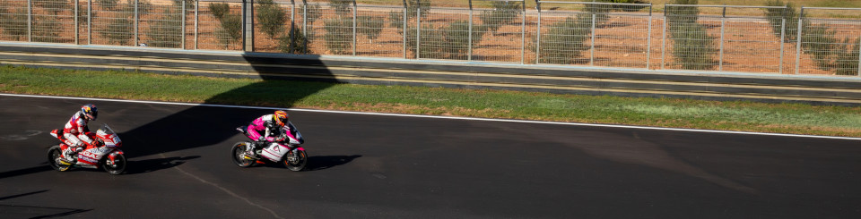 Dos motocicletas en el circuito de carreras de Cheste
