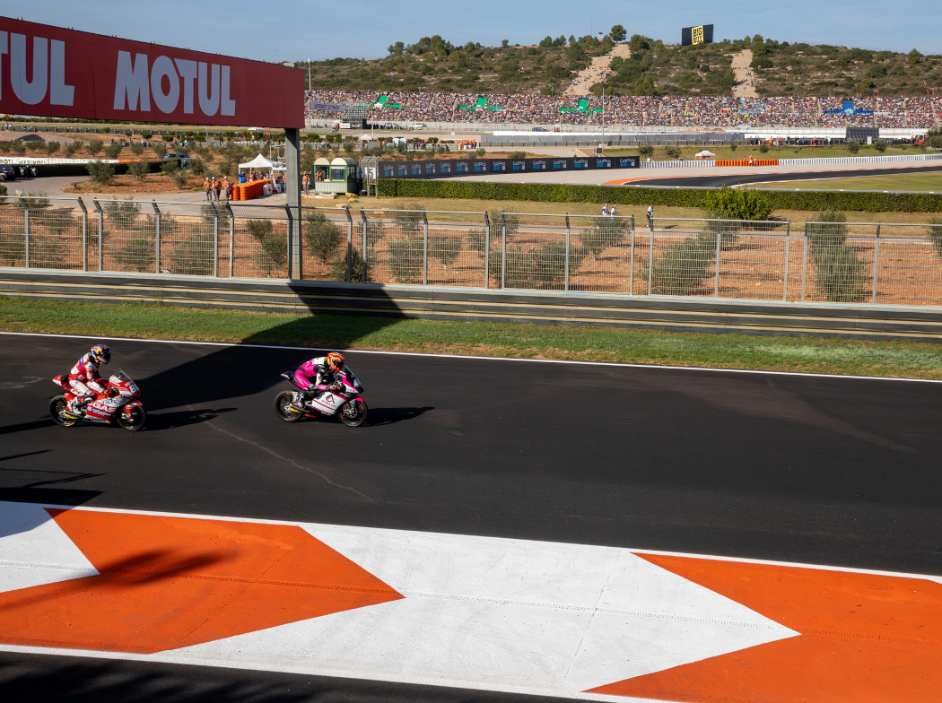 Dos motocicletas en el circuito de carreras de Cheste Dos motocicletas en el circuito de carreras de Cheste