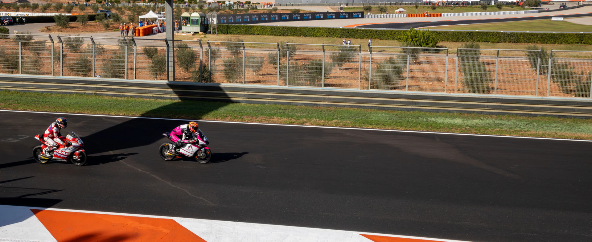 Dos motocicletas en el circuito de carreras de Cheste Dos motocicletas en el circuito de carreras de Cheste