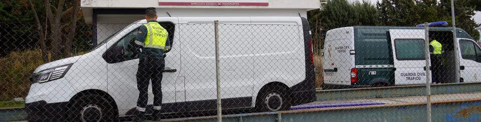 Guardia Civil haciendo un control a una furgoneta Guardia Civil haciendo un control a una furgoneta