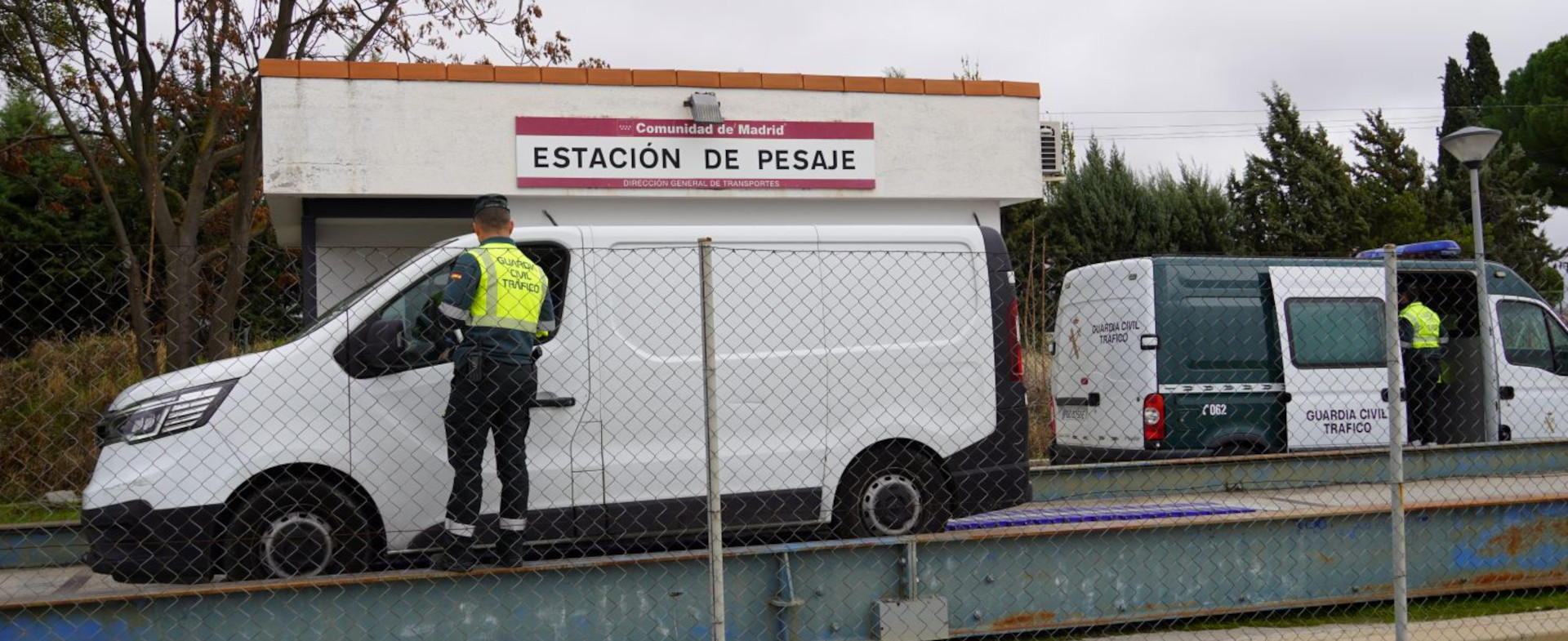 Guardia Civil haciendo un control a una furgoneta