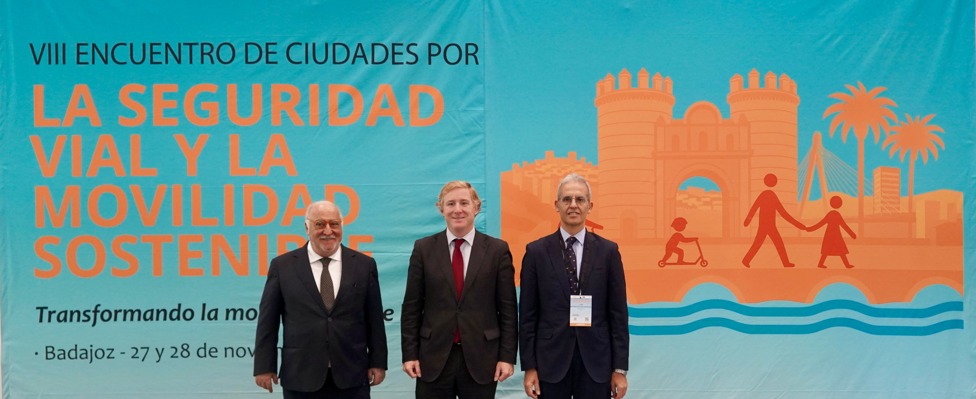 Vista del escenario del acto inaugural con los ponentes sobre el escenario y los asistentes como público