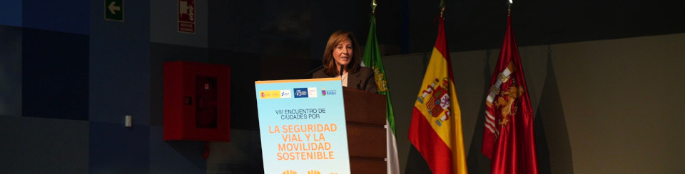 Lidón Lozano sobre un atril hablando en el evento