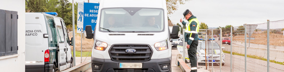 Guardia Civil al lado de una furgoneta inmovilizada en el control del vigilancia