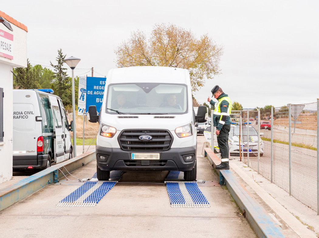 Guardia Civil al lado de una furgoneta inmovilizada en el control del vigilancia