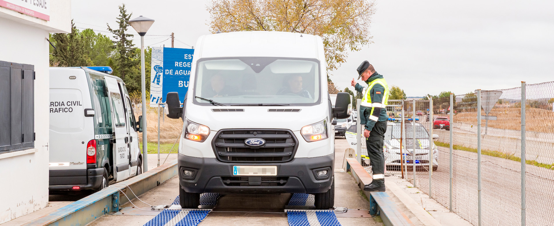 Guardia Civil al lado de una furgoneta inmovilizada en el control del vigilancia