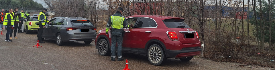 Grupo de Guardias Civiles examinando la documentación en un control de vehículos
