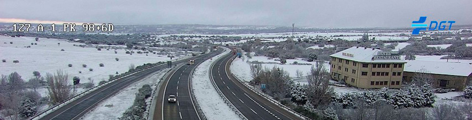 Vista aérea de una carretera con dos carriles por sentido; a la derecha se abre un desvío y se ven varios vehículos circulando en la distancia