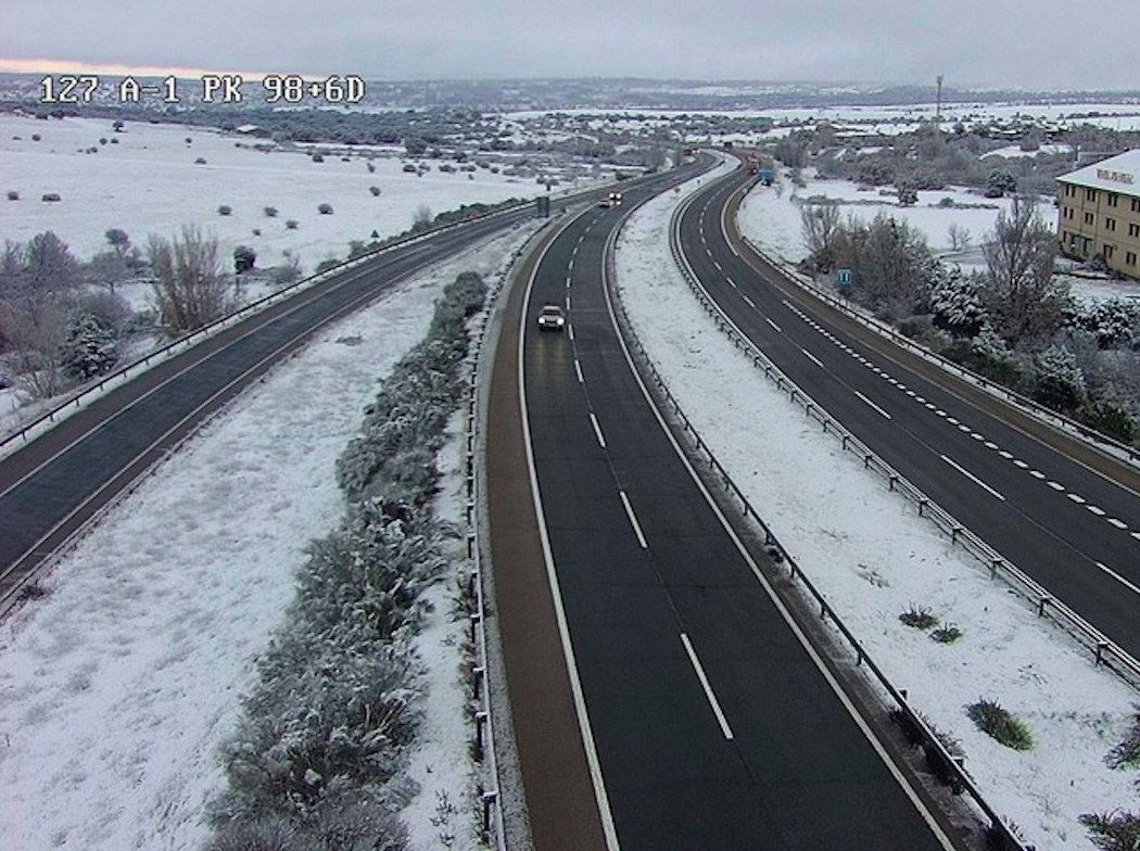 Vista aérea de una carretera con dos carriles por sentido; a la derecha se abre un desvío y se ven varios vehículos circulando en la distancia