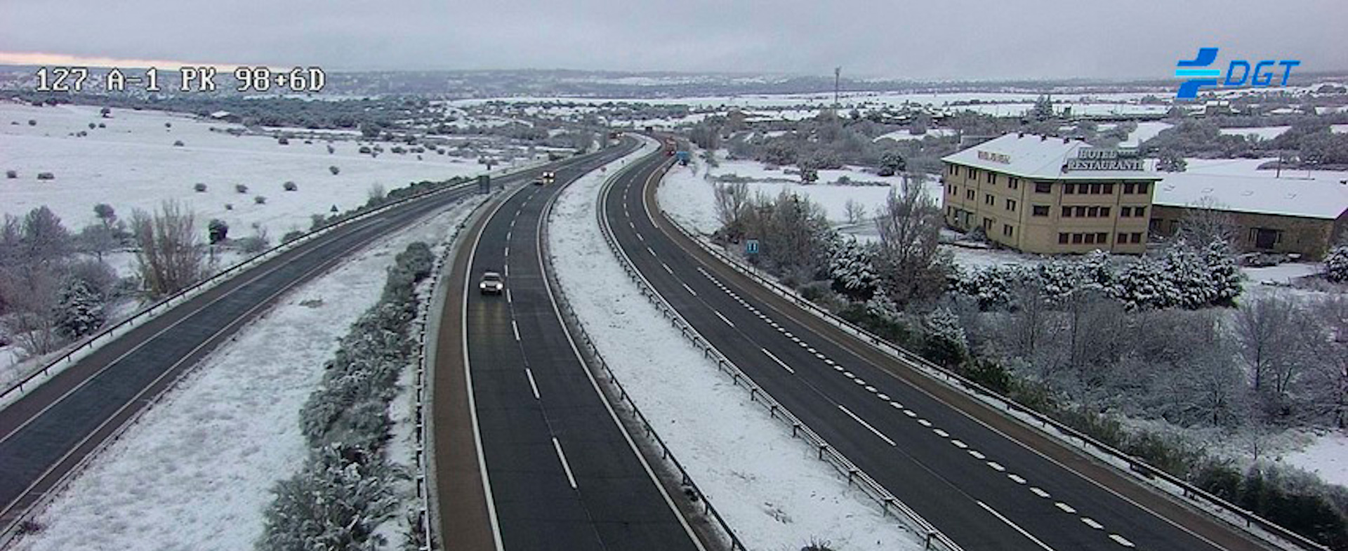 Vista aérea de una carretera con dos carriles por sentido; a la derecha se abre un desvío y se ven varios vehículos circulando en la distancia