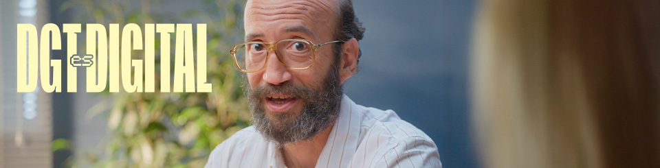 En el margen izquierdo se leen las letras "DGT es Digital" y al lado está un hombre con gafas hablando con alguien