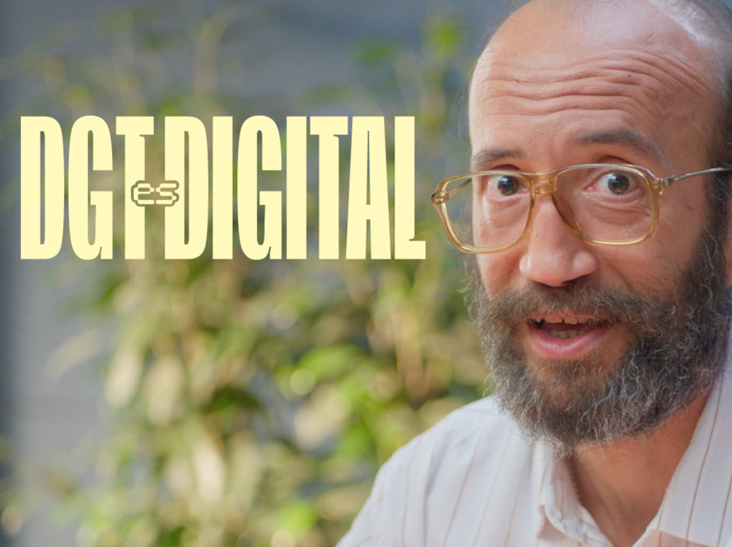 En el margen izquierdo se leen las letras "DGT es Digital" y en el margen derecho está un hombre con gafas
