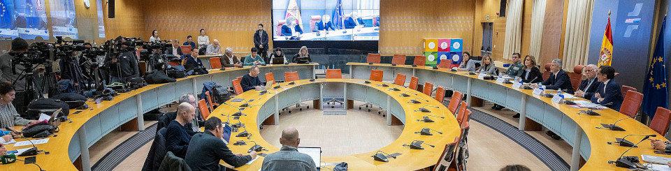 Vista aérea de la sala de conferencias de la DGT con gente. Vista aérea de la sala de conferencias de la DGT con gente.