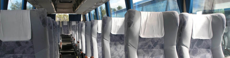 Interior de un autobús con asientos vacíos