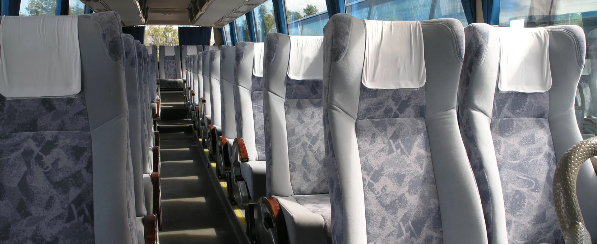 Interior de un autobús con asientos vacíos