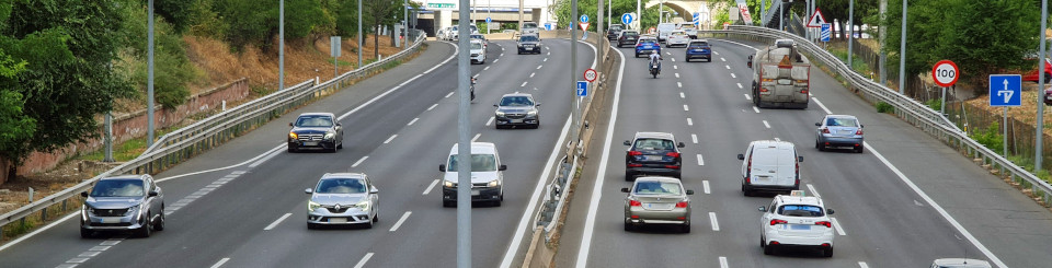 Tráfico en autovía de tres carriles por sentido con coches y motos - Fotografía de circulación Tráfico en autovía de tres carriles por sentido con coches y motos - Fotografía de circulación