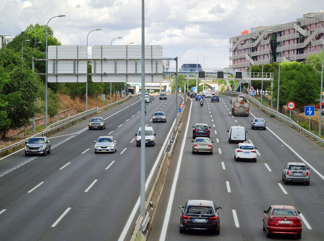 Tráfico en autovía de tres carriles por sentido con coches y motos - Fotografía de circulación Tráfico en autovía de tres carriles por sentido con coches y motos - Fotografía de circulación