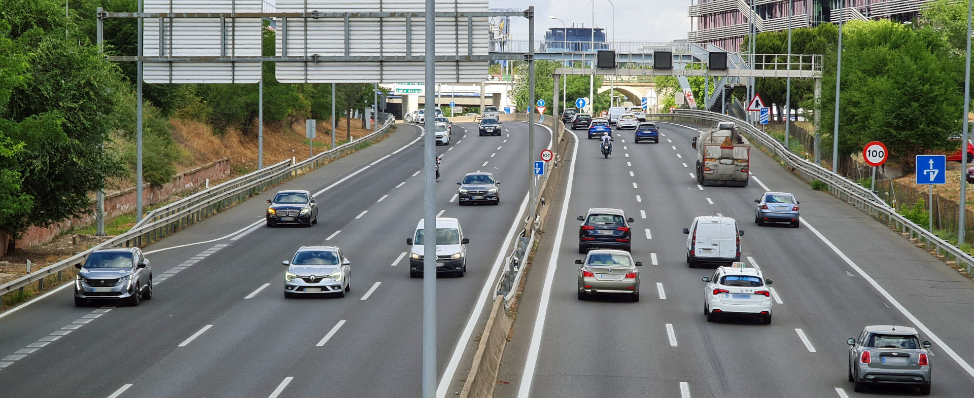 Tráfico en autovía de tres carriles por sentido con coches y motos - Fotografía de circulación