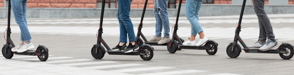 Personas montando en patinete Personas montando en patinete