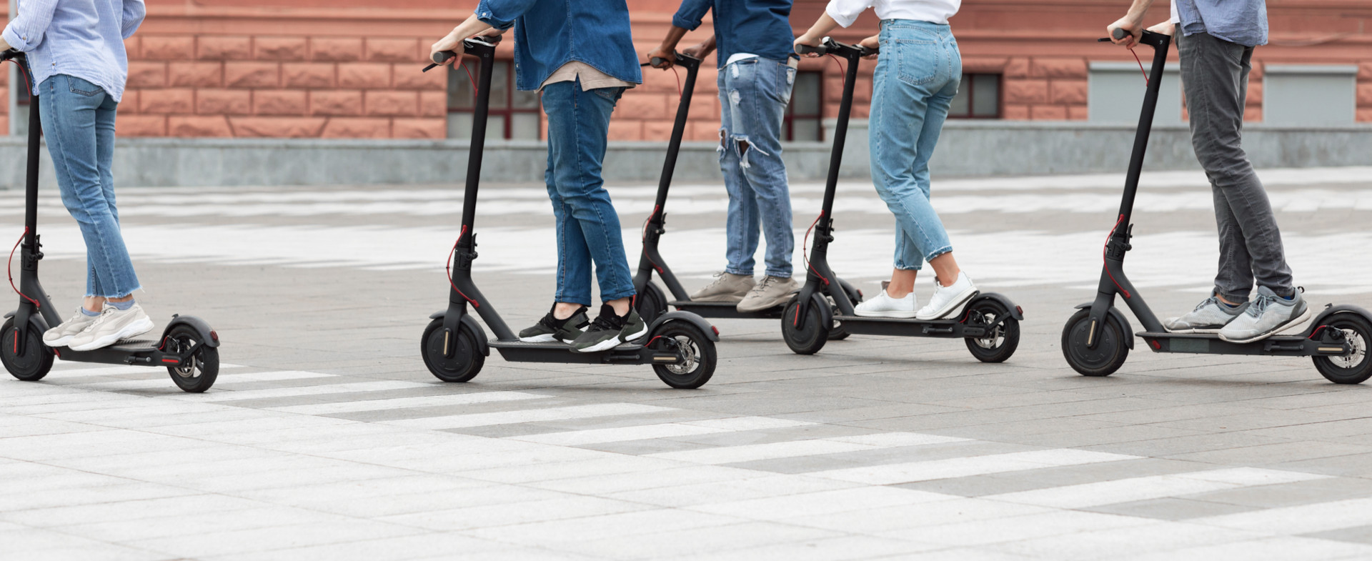 Personas montando en patinete