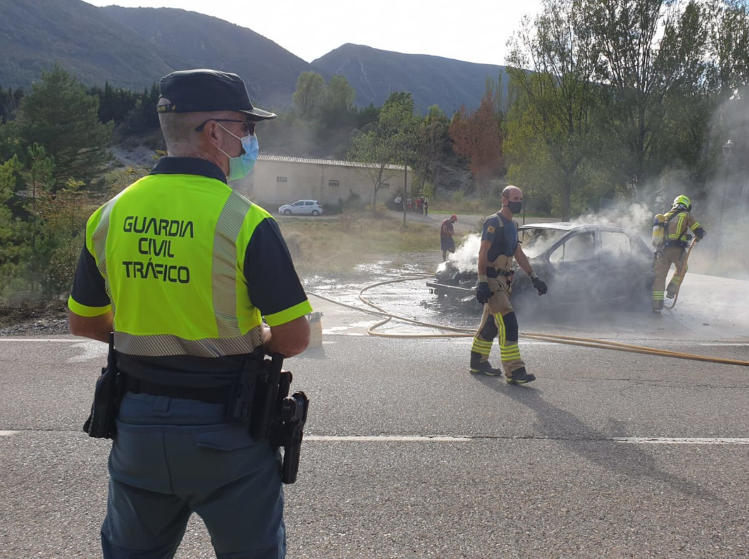 Vehículo incendiado en carretera