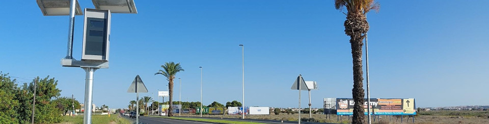 Imagen de una carretera con un radar fijo