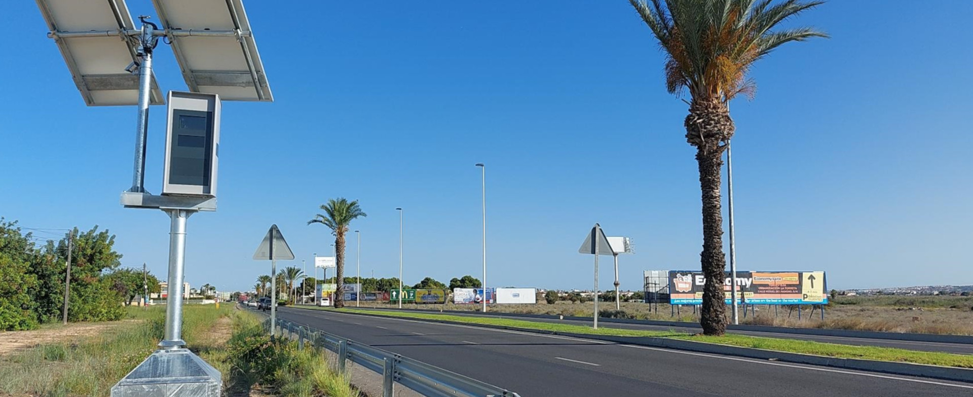 Imagen de una carretera con un radar fijo