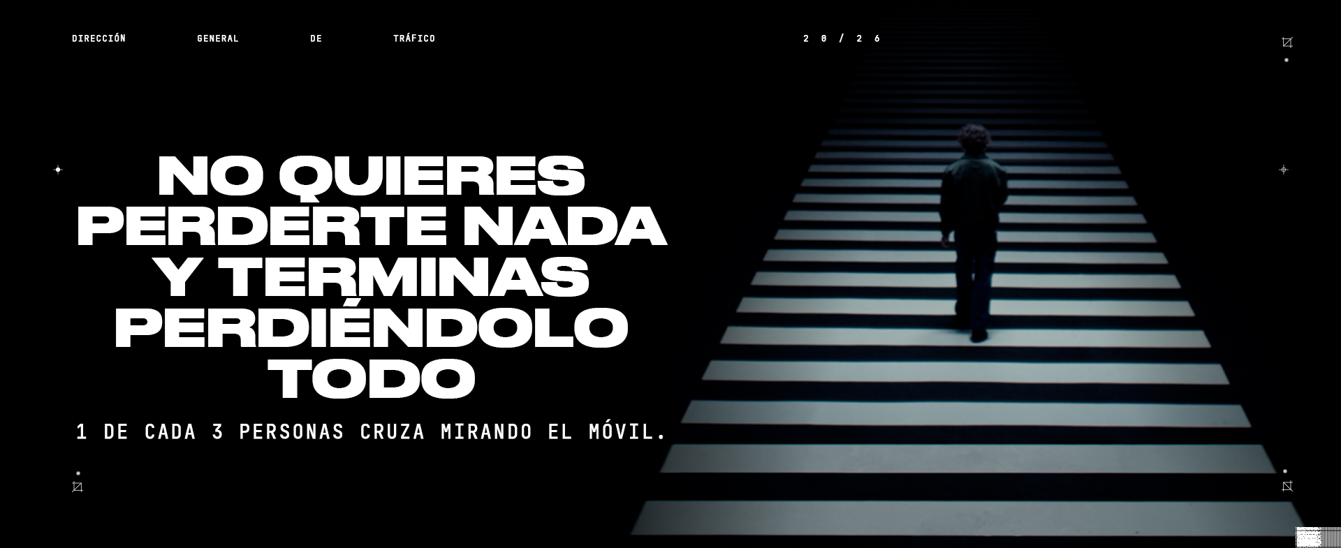 A la izquierda el texto "No quieres perderte nada y terminas perdiéndolo todo. 1 de cada 3 personas cruza mirando el móvil." A la derecha, un hombre de espaldas cruzando un paso de peatones.