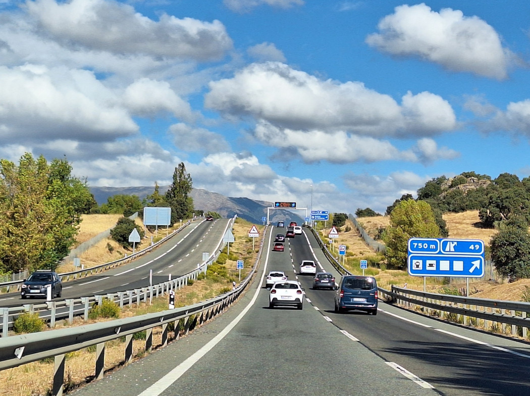 Autopista con vehículos y vegetación en los laterales