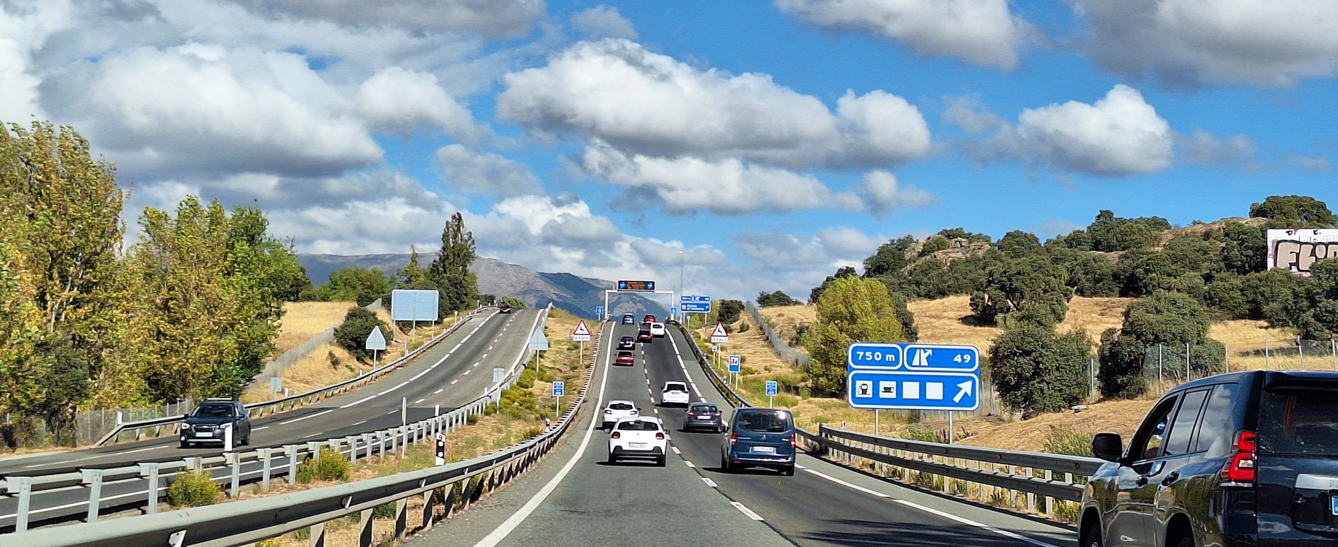 Autopista con vehículos circulando y vegetación en los laterales