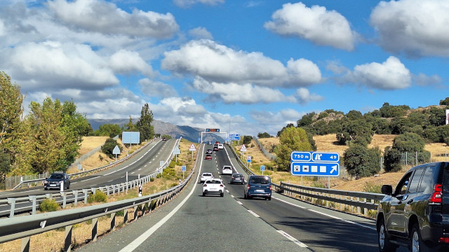 Autopista con vehículos y vegetación en los laterales