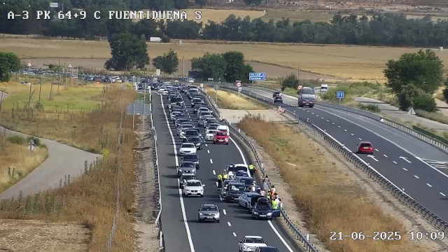 Autopista con vehículos circulando y un vehículo accidentado en el carril de la derecha.