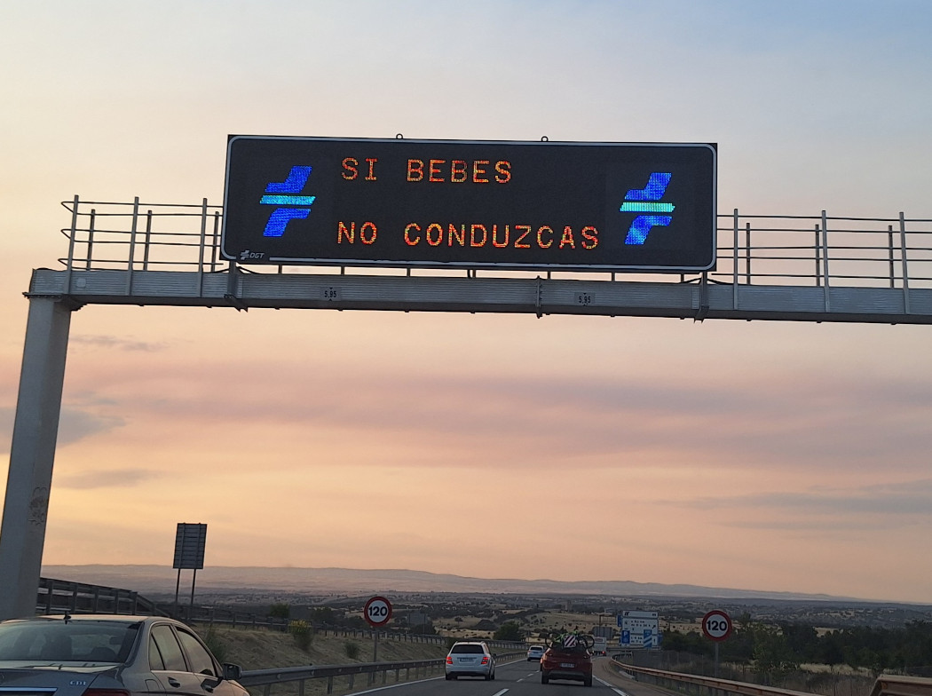 Panel de información luminoso en una autopista con el slogan 'Si bebes, no conduzcas' y los logos de la DGT.