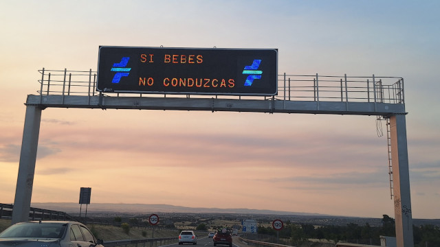 Panel de información luminoso en una autopista con el slogan 'Si bebes, no conduzcas' y los logos de la DGT.